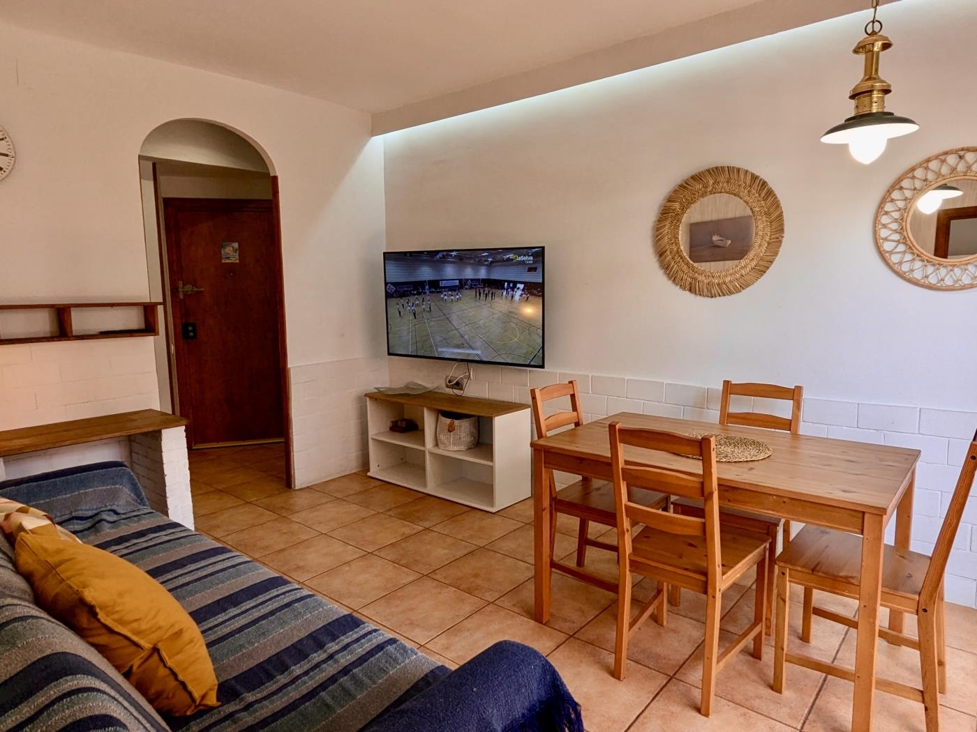 Relax Outdoors:Apartment with a Terrace and Parking in the center in Tossa de Mar