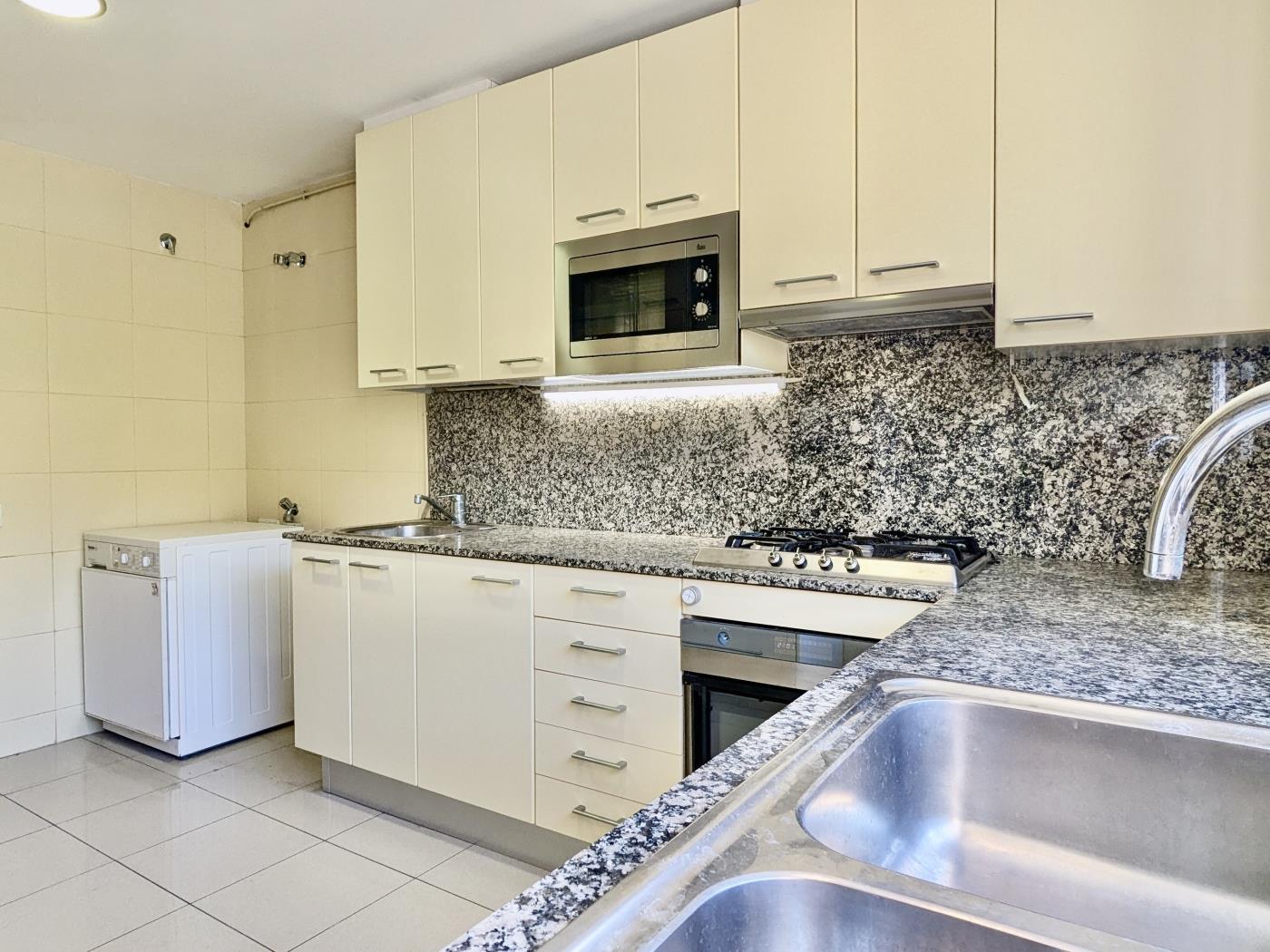 Apartament Lluminós de 3 Habitacions amb Piscina i Aparcament a Tossa de Mar