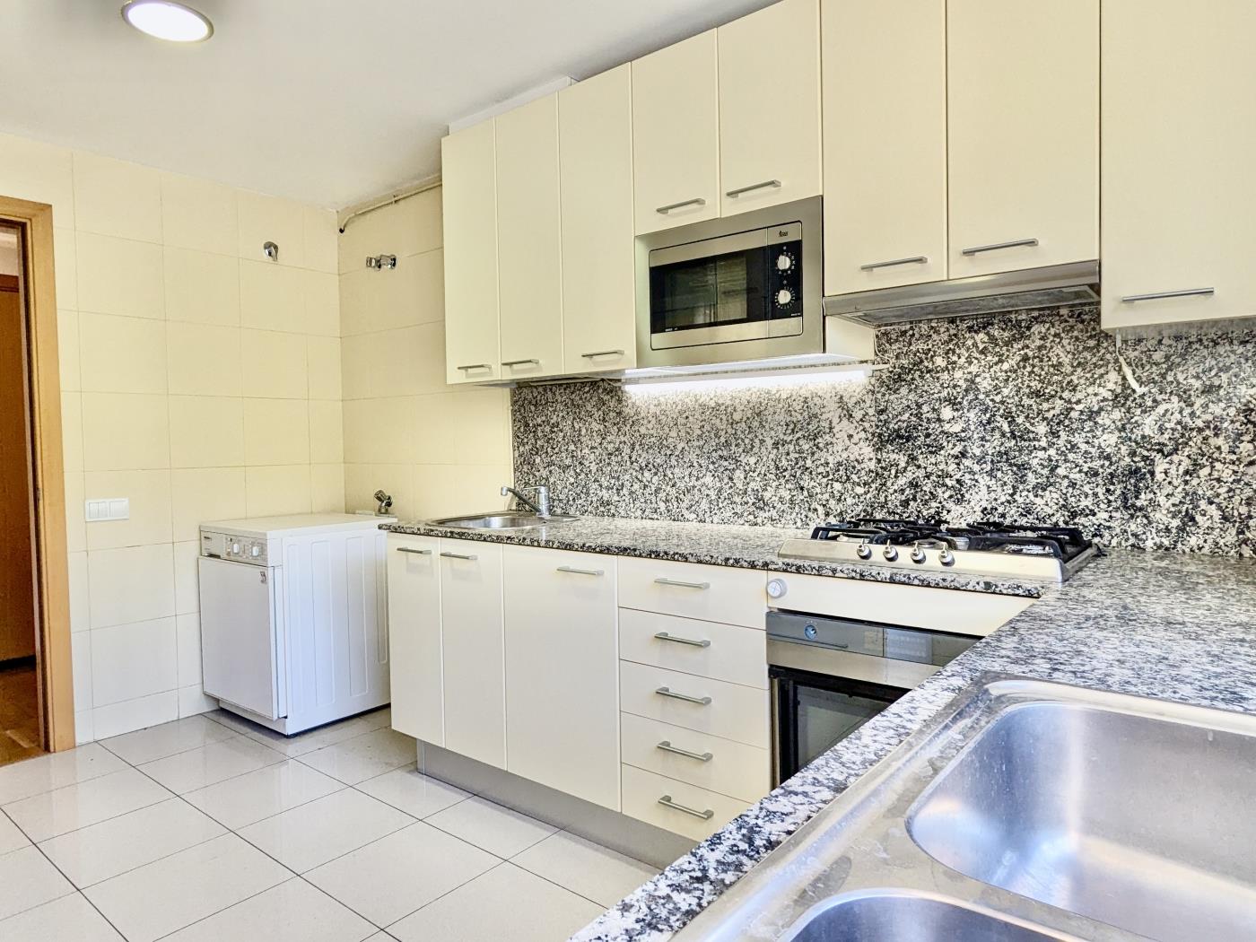 Apartament Lluminós de 3 Habitacions amb Piscina i Aparcament a Tossa de Mar