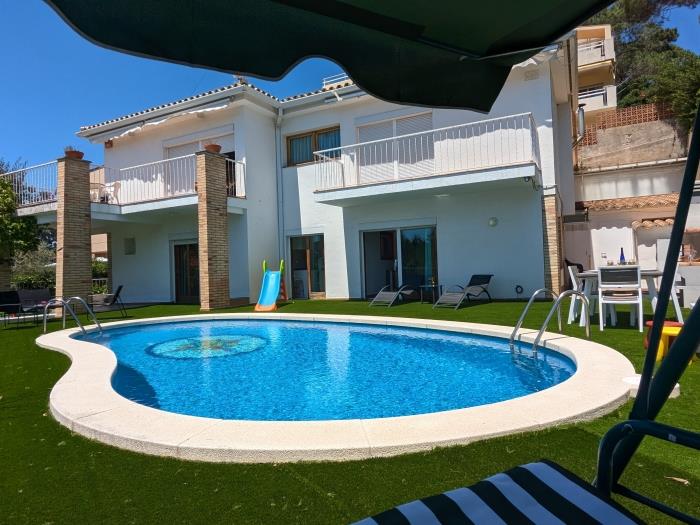EVH138 Apartment with garden and pool